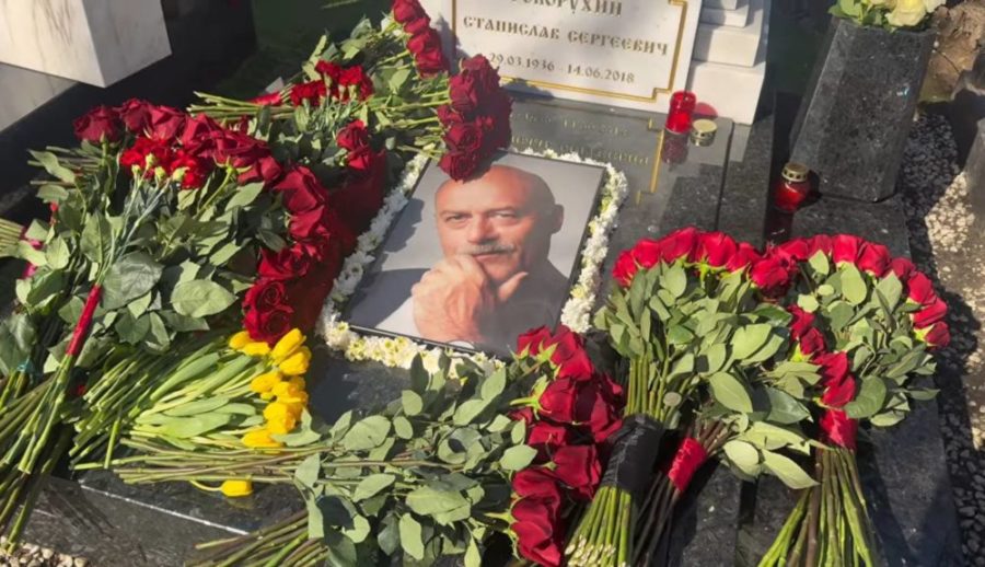 «Кладите цветы и уходите отсюда»: людей прогоняли с могилы Станислава Говорухина в день его 90-летия