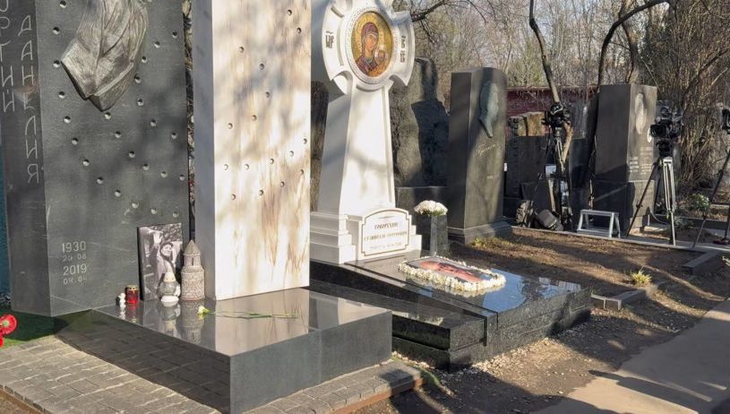 «Кладите цветы и уходите отсюда»: людей прогоняли с могилы Станислава Говорухина в день его 90-летия