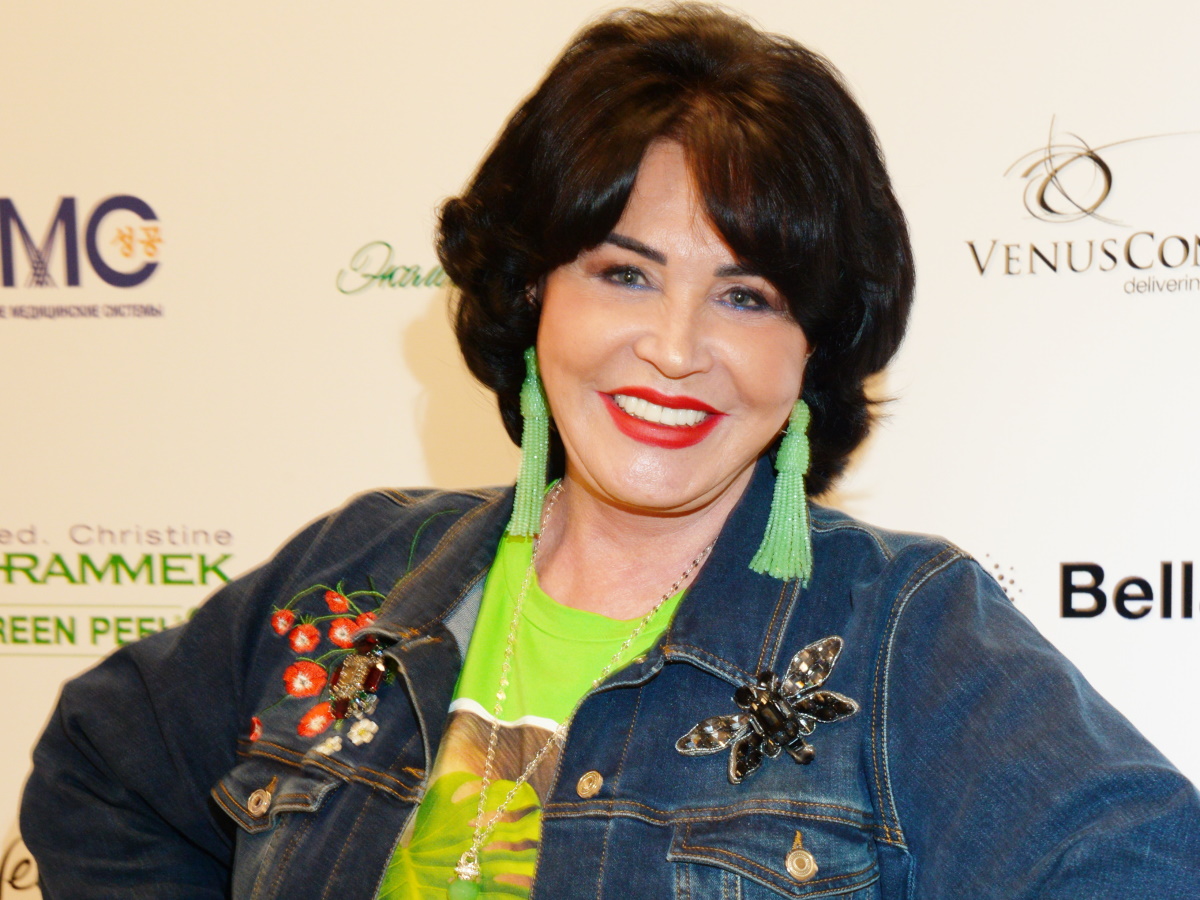 «Люди валятся с ног, а я держусь»: Бабкина с размахом отметила 76-летие прямо на сцене