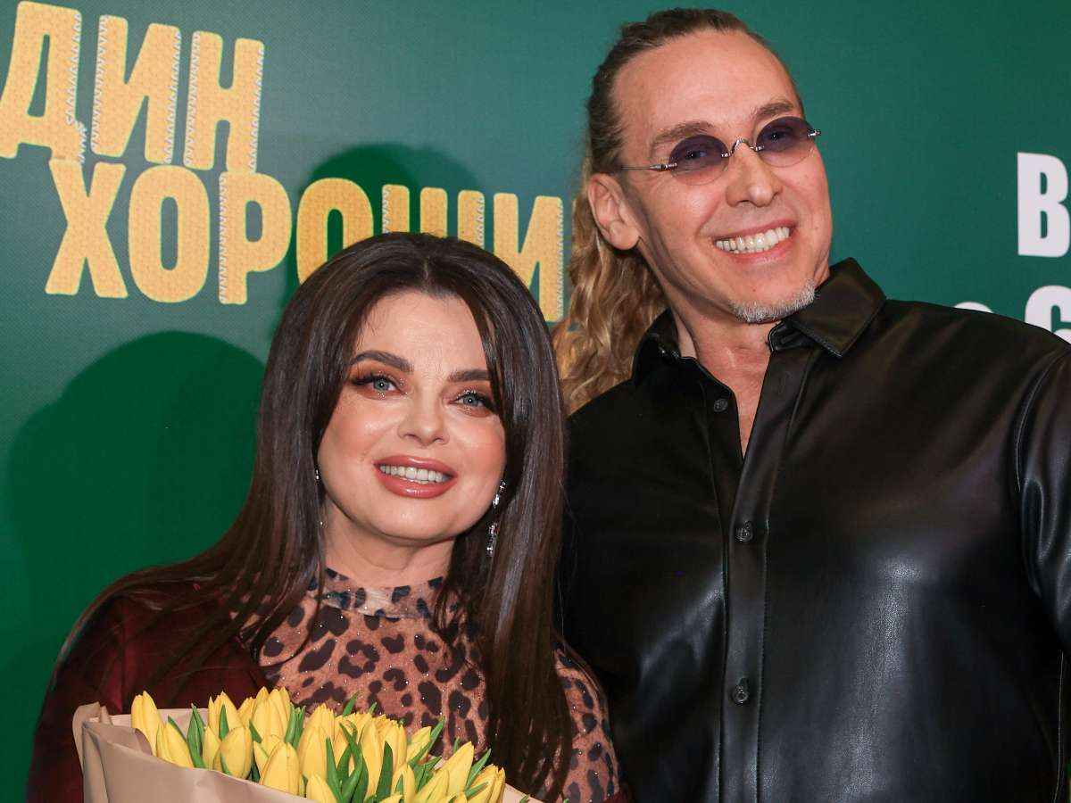 «Очень хочется верить, что не силиконовая»: Королева в комбинации засветила в квартире странную куклу