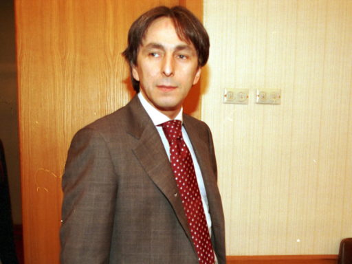 Огромная процессия, носилки и саван: как прошло прощание с Умаром Джабраиловым в родовом селе