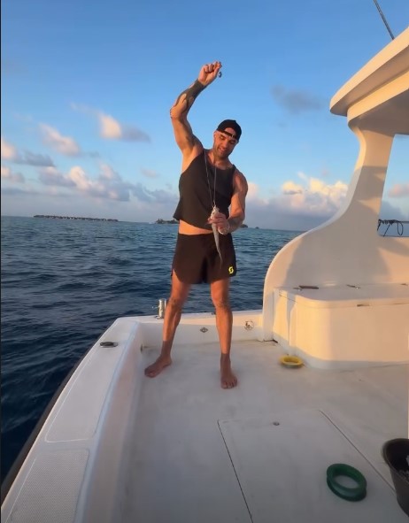 «Она говорит, что встречается с мужиками за деньги»: улетевшую с красавчиком на Мальдивы певицу Славу требуют запретить