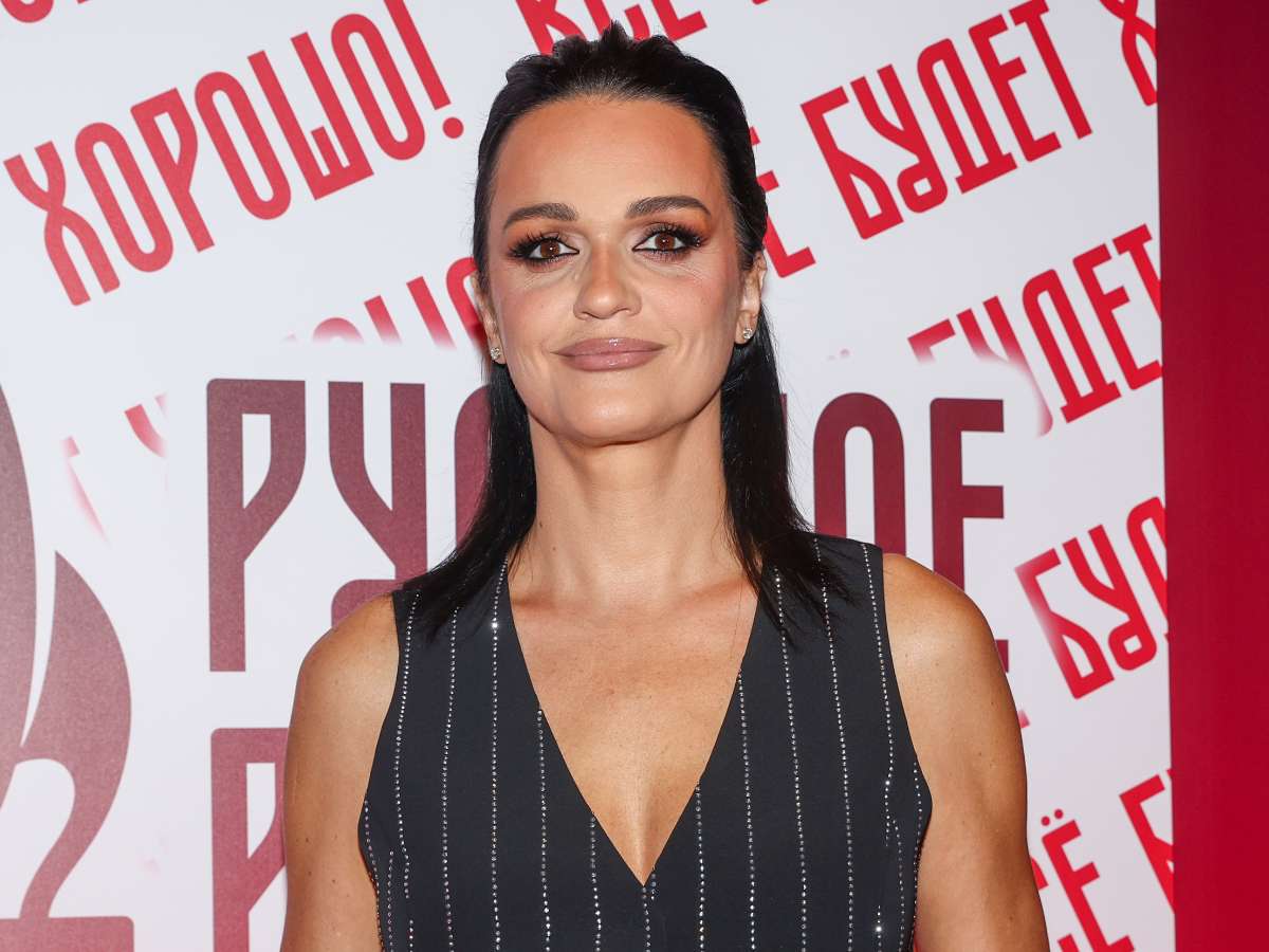 «Она говорит, что встречается с мужиками за деньги»: улетевшую с красавчиком на Мальдивы певицу Славу требуют запретить