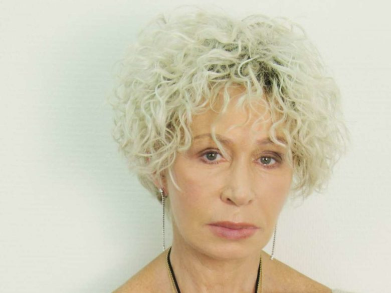 «Осталась сидеть на обочине на земле, а машине скрылась»: автомобиль переехал Татьяну Васильеву в Москве