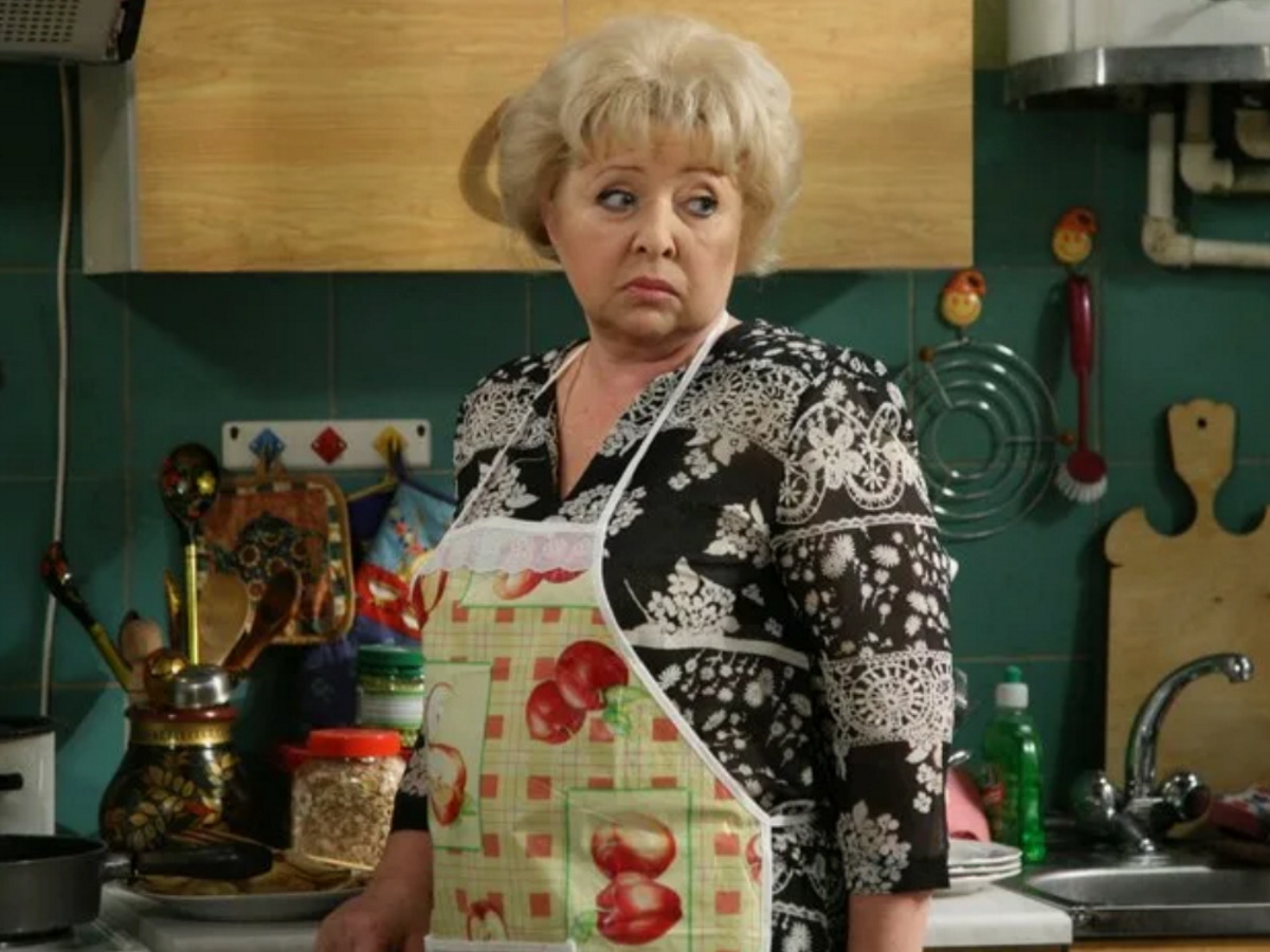 Похоронила любимого мужа, стала знаменитой на седьмом десятке: зигзаги судьбы звезды «Ворониных» Анны Фроловцевой