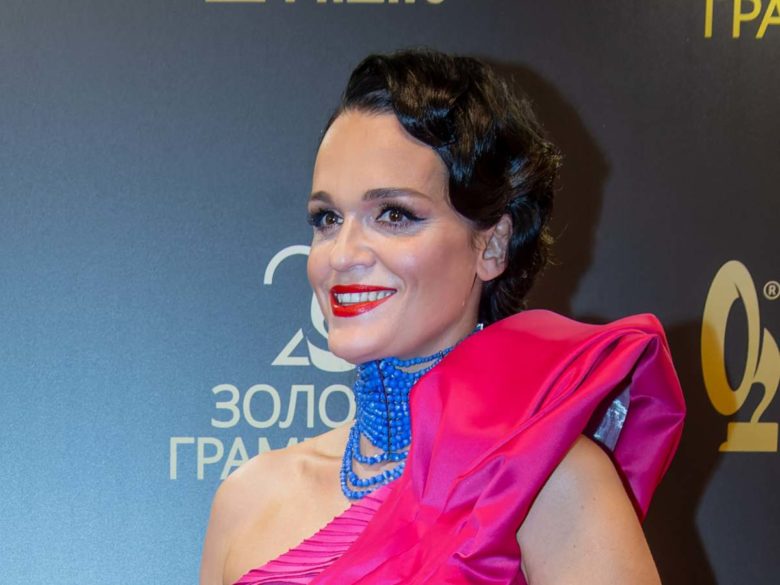 Постриглась «под мальчика», выбрила виски: сообщившая об уходе со сцены Слава пустилась во все тяжкие