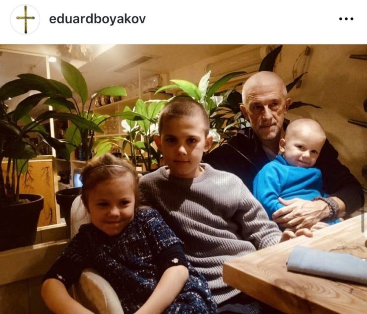 «Свой колодец, храм в шаговой доступности и кладбище»: что известно об усадьбе Эдуарда Боякова в 140 км от Москвы