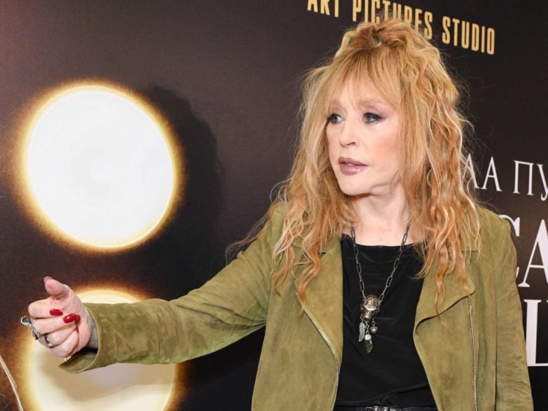 Вышла на люди с тростью: что происходит со здоровьем Пугачевой на самом деле