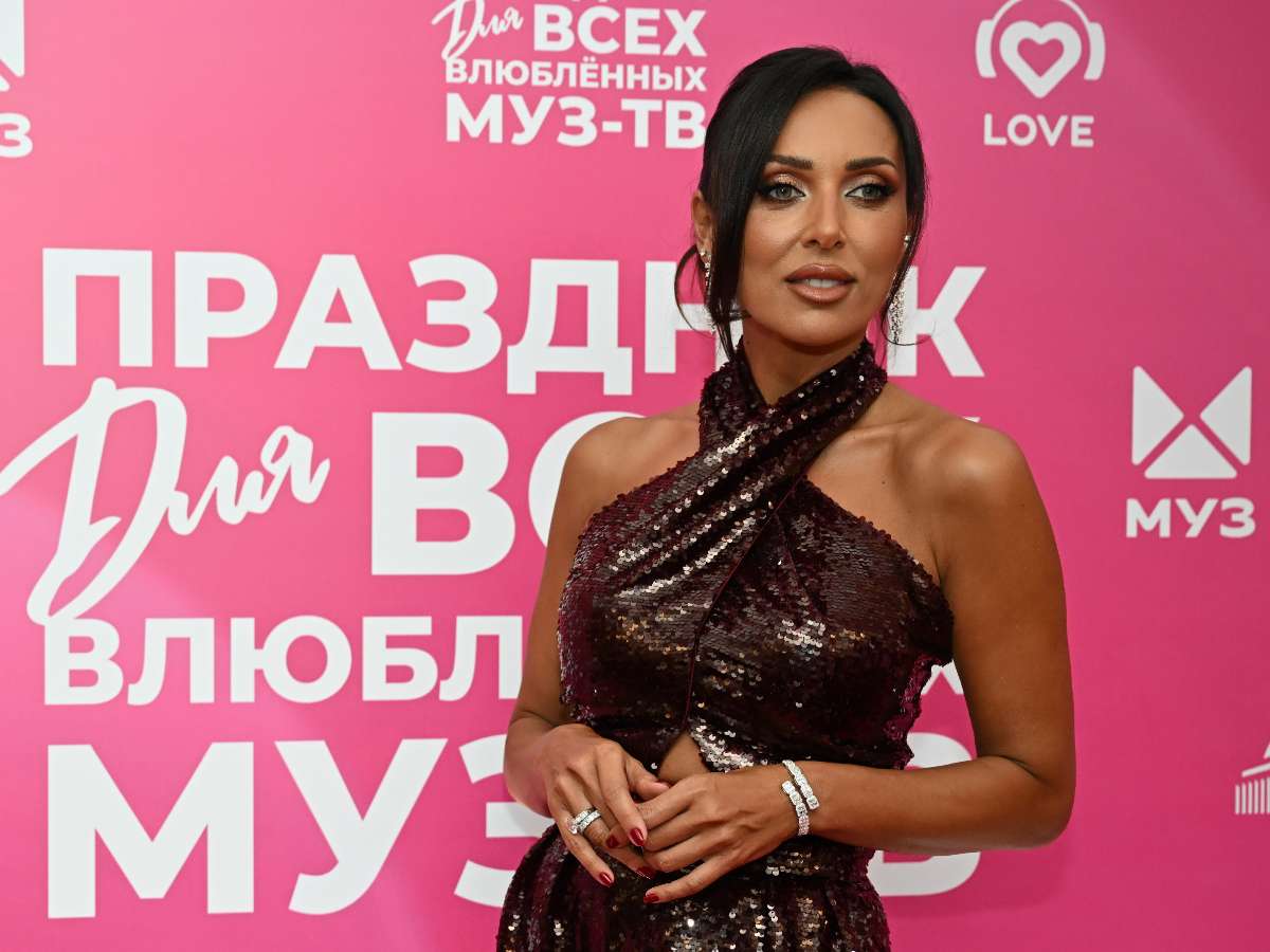 «Я сказала «да»: Алсу в свадебном платье обратилась к публике