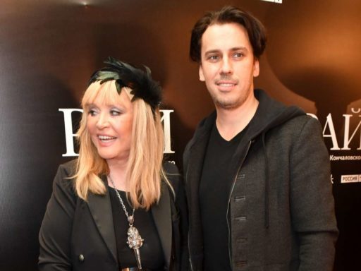 Зачем Алла Пугачева и Максим Галкин* отписали детям 1/6 замка в деревне Грязь
