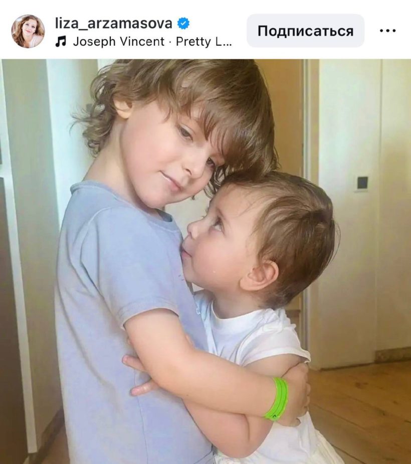 «Защитник и принцесса»: Лиза Арзамасова показала нежные кадры сына и дочери от Ильи Авербуха