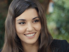 Звезду сериала «Постучись в мою дверь» Ханде Эрчел доставили в суд для дачи показаний по делу о наркотиках