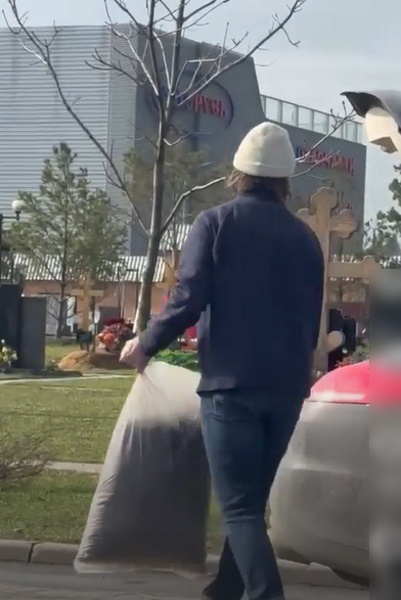  Безутешный вдовец приехал на могилу Анастасии Заворотнюк в день ее рождения: рыдал и что-то шептал