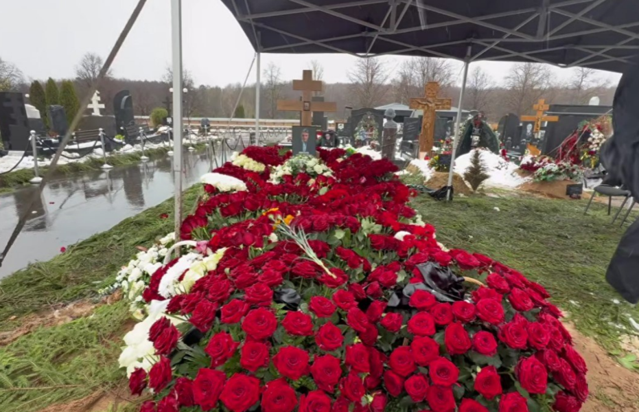 Ложилась на гроб, прятала глаза: почерневшая от горя вдова простилась с Алексеем Пимановым