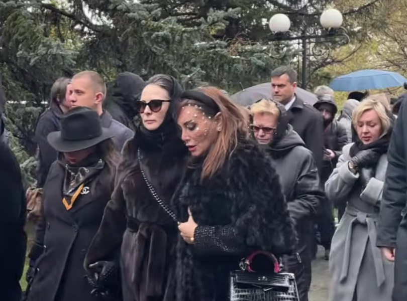 Ложилась на гроб, прятала глаза: почерневшая от горя вдова простилась с Алексеем Пимановым