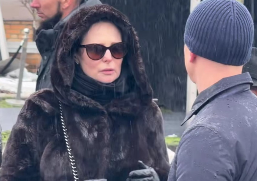 Ложилась на гроб, прятала глаза: почерневшая от горя вдова простилась с Алексеем Пимановым