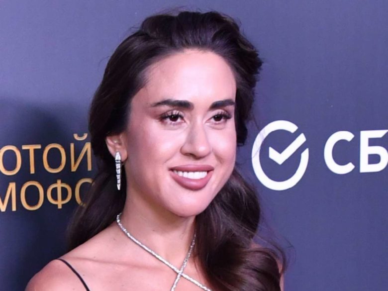 «Букет невесты алого цвета»: засидевшуюся в девках Плаксину поздравляют со свадьбой