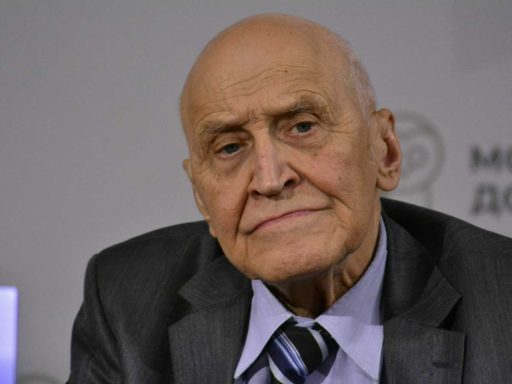 Ходит с палочкой, стесняется появляться на людях: куда исчез Николай Дроздов