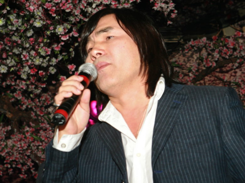 «Как же тебя не хватает сейчас!» Леонид Агутин превратил могилу солиста «А’Cтудио» Батырхана Шукенова в сказочную поляну