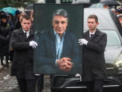 Ложилась на гроб, прятала глаза: почерневшая от горя вдова простилась с Алексеем Пимановым