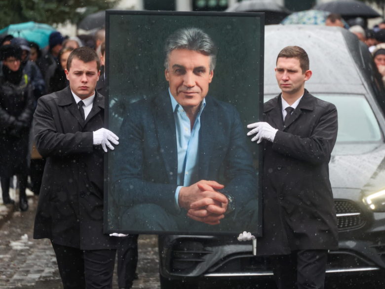 Ложилась на гроб, прятала глаза: почерневшая от горя вдова простилась с Алексеем Пимановым