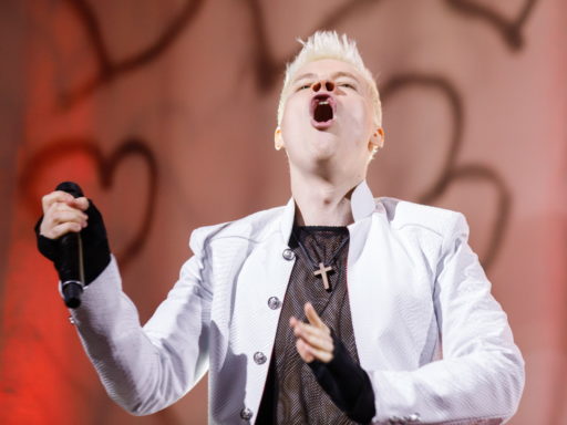 «Лучше один раз в жизни лизнуть»: певец SHAMAN ответил на обвинения критиков