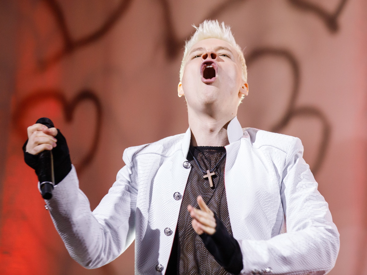 «Лучше один раз в жизни лизнуть»: певец SHAMAN ответил на обвинения критиков