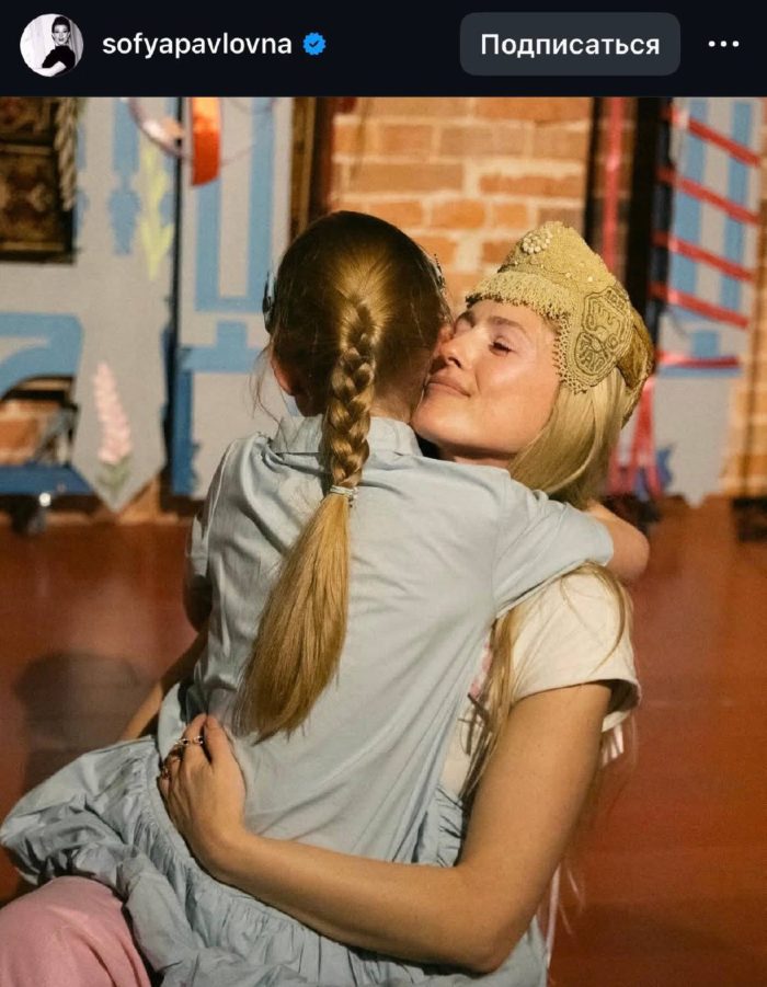 «Невероятное счастье»: жена Константина Эрнста показала редкий момент нежности с дочкой