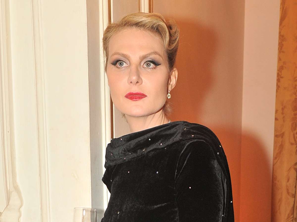 Плацента рожениц, холод и уколы углекислого газа: вот почему 58-летняя Рената Литвинова тайно наведывается в Россию