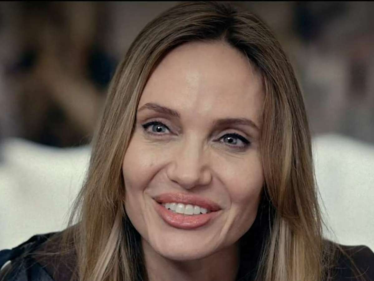 «Попали в лицевой нерв»: Анджелина Джоли прячет половину лица