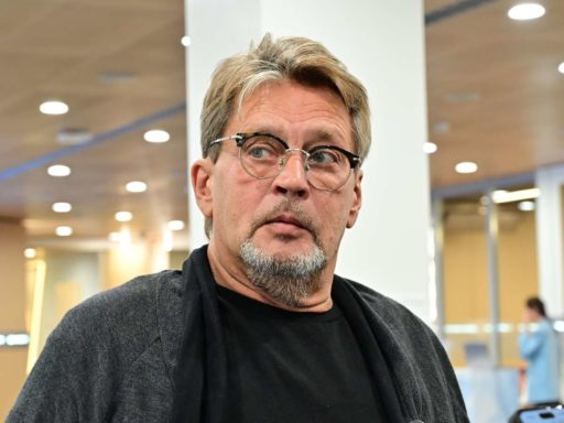 «Практически все оплачивал отец»: сын Александра Домогарова рассказал о последних днях сгоревшей от рака мамы