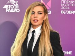 «Псевдотраур закончился?»: Анна Седокова показала нежности с мужчиной