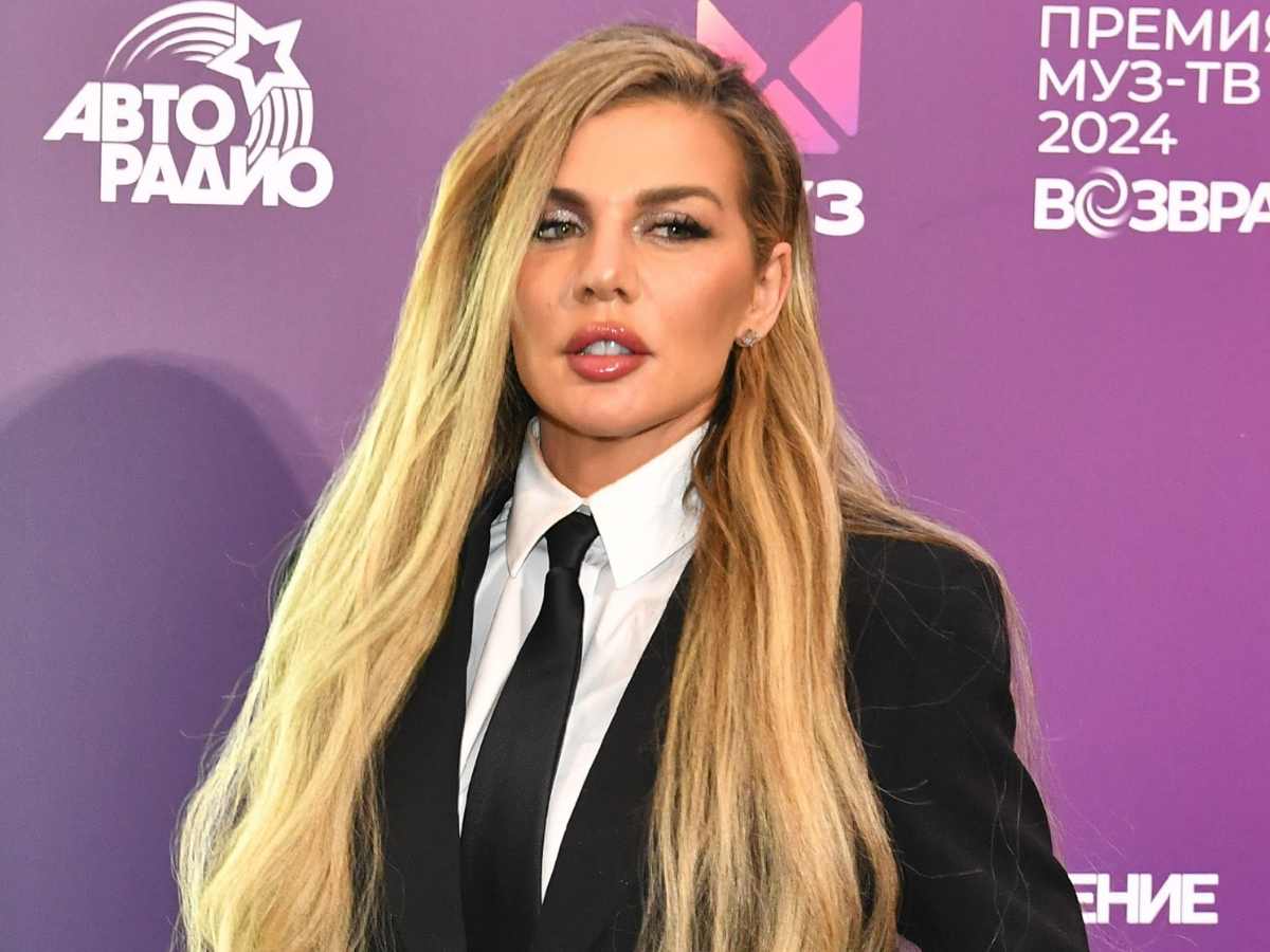 «Псевдотраур закончился?»: Анна Седокова показала нежности с мужчиной