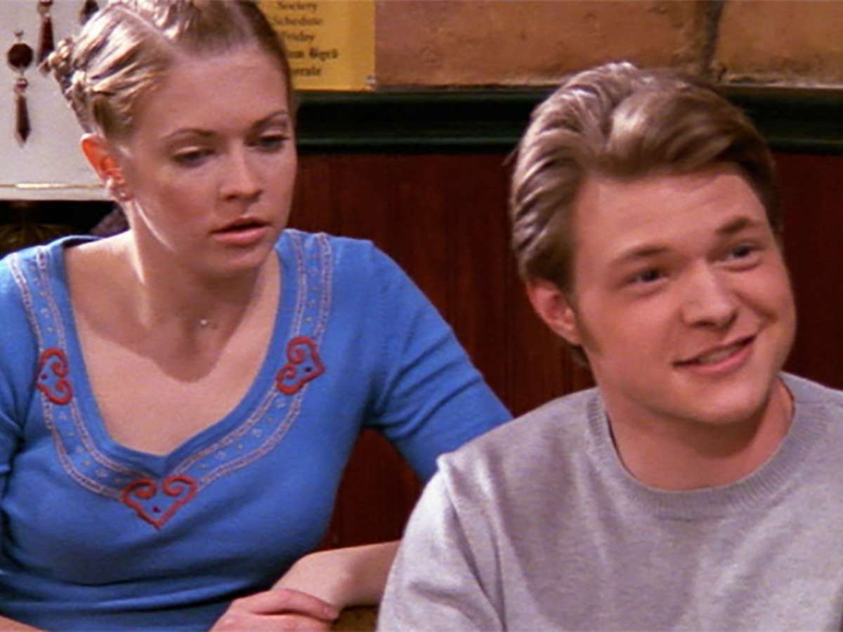 «Я работаю сантехником»: как теперь выглядит и живет красавчик Харви из сериала «Сабрина — маленькая ведьма»