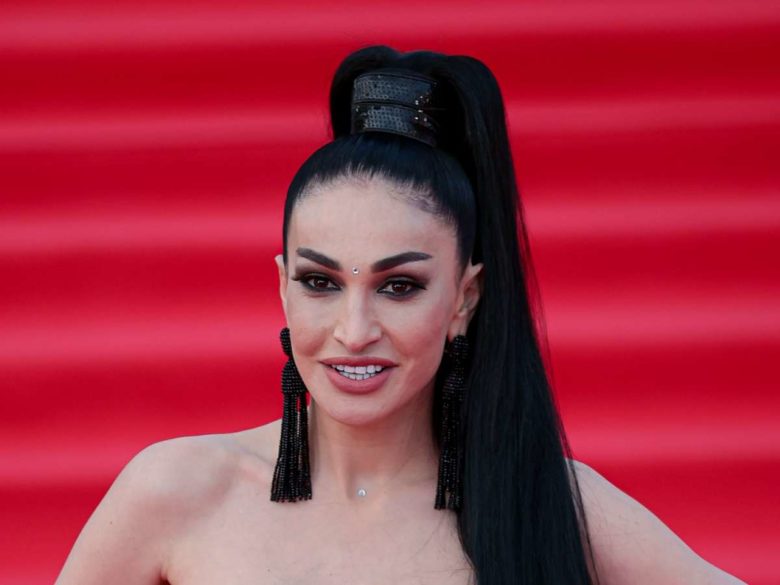 Золотой корсет и прозрачная ткань: как ММКФ-2026 превратился в продолжение «голой» вечеринки Ивлеевой