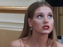 Без волос и с красными глазами: в Сеть попало жуткое фото Кристины Асмус