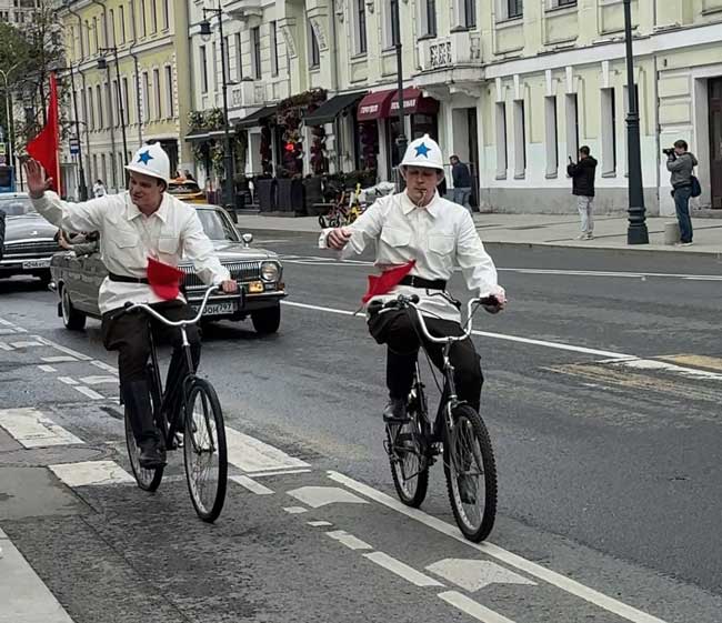 «Ленком Марка Захарова» ударил автопробегом по центру Москвы
