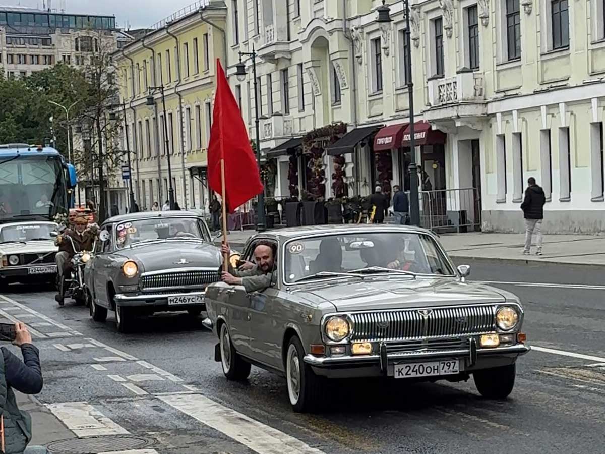 «Ленком Марка Захарова» ударил автопробегом по центру Москвы