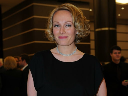 Потеряла голову от Машкова, согласилась на гражданский брак: вот как сейчас живет Ольга Ломоносова из «Не родись красивой»