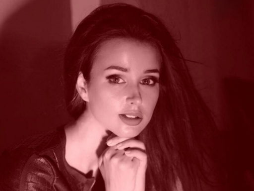 Стояла посреди улицы, фотографировала байкеров: подробности страшной смерти актрисы Ксении Добромиловой в Москве