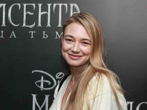 В ночнушке и с малышом: Данила Козловский показал Оксану Акиньшину в палате после родов