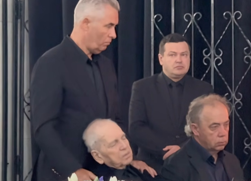 При виде немощного вдовца разрывается сердце: как прошло прощание с матерью Дмитрия Хворостовского