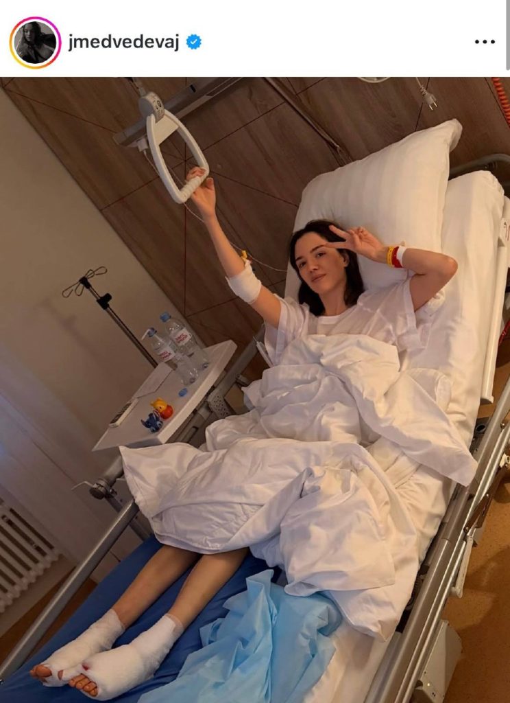 «До свадьбы заживет»: Евгения Медведева легла под нож хирурга прямо перед замужеством