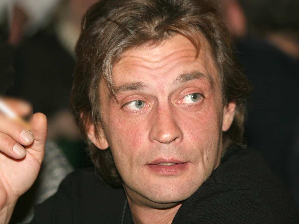 Младше на 22 года, а какая красавица! Александр Домогаров подтвердил роман с молодой возлюбленной