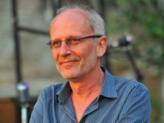 «Постарайтесь не перепутать»: шестая жена Александра Гордона затерялась среди его детей-подростков на общем снимке