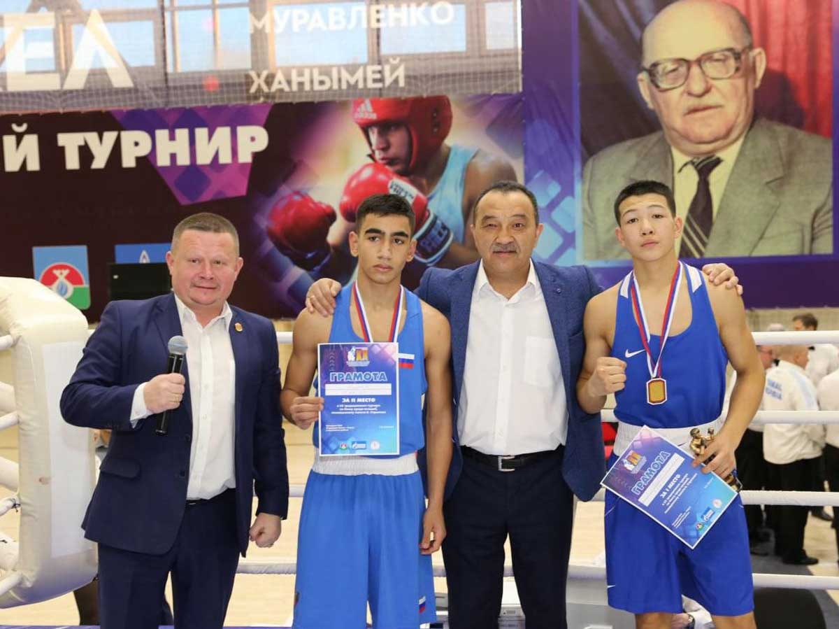 За рингом — парта: как чемпион Кыргызстана по боксу совмещает спорт, учёбу и международный опыт