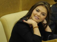 «Это фурор!»: 43-летняя Алина Кабаева появилась на публике без макияжа