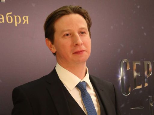Женат на одной женщине 15 лет, но себя называет деспотом: как сложилась личная жизнь Дмитрия Лысенкова
