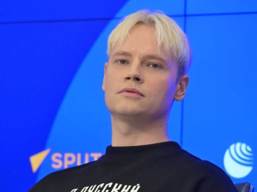 Плевал в фанатов и падал на сцене: SHAMAN жестко ответил на видео своего безумия и «поехавшей крыши»