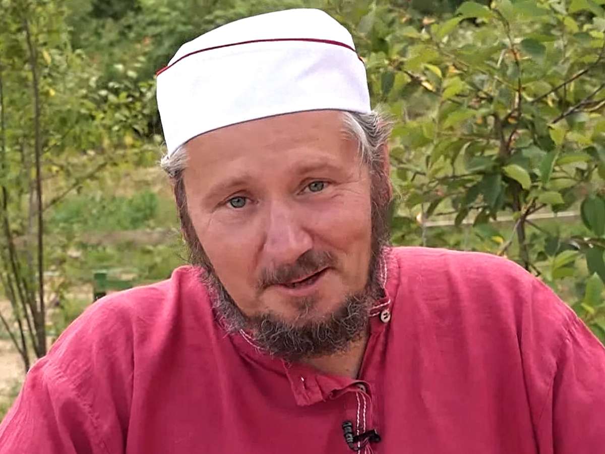 После ухода из больницы не протянул и месяца: раскрыта причина смерти ведущего «Монастырской кухни» Максима Сырникова